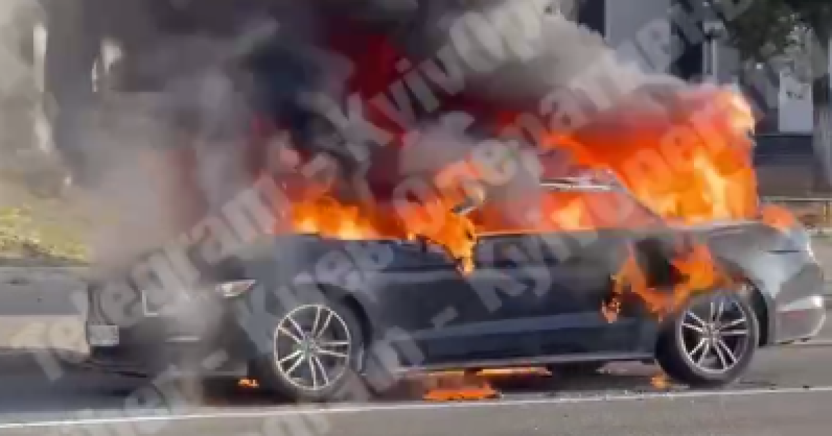У Києві посеред дороги вщент згорів Ford Mustang вартістю понад пів мільйона гривень (відео)