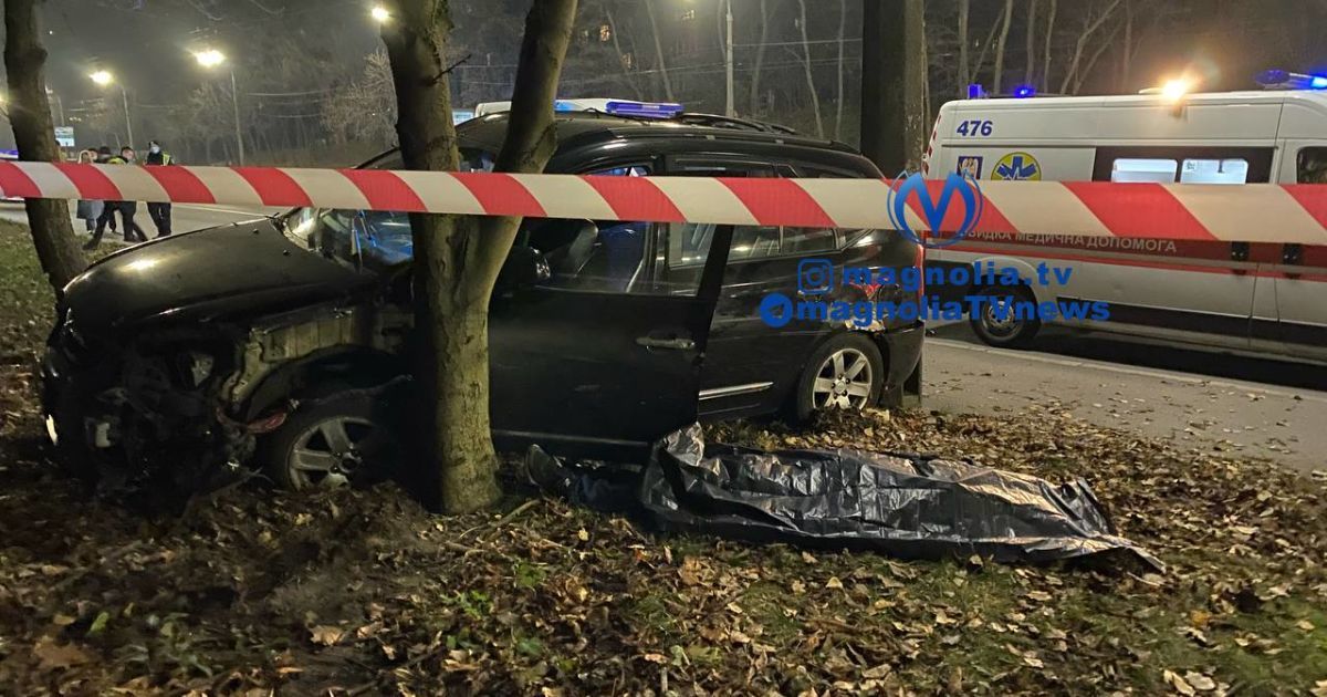 У Києві водій таксі знепритомнів за кермом, врізався у дерево та стовп