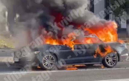 В Киеве посреди дороги дотла сгорел Ford Mustang стоимостью более полумиллиона гривен (видео)