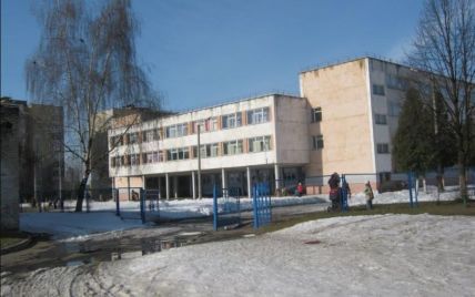 "Ударил в живот кулаком моего сына": во Львове уволили учителя после обвинений в избиении ученика