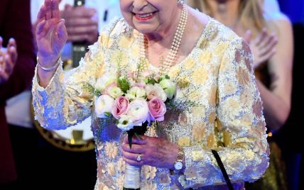 В новом платье и с букетом: яркая королева Елизавета II на праздничном концерте в Альберт-Холле