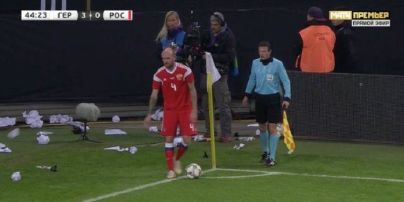 Немецкие фанаты закидали бумагой футболиста сборной России