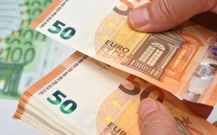 Доллар и евро снова подешевели в курсах валют Нацбанка. Инфографика
