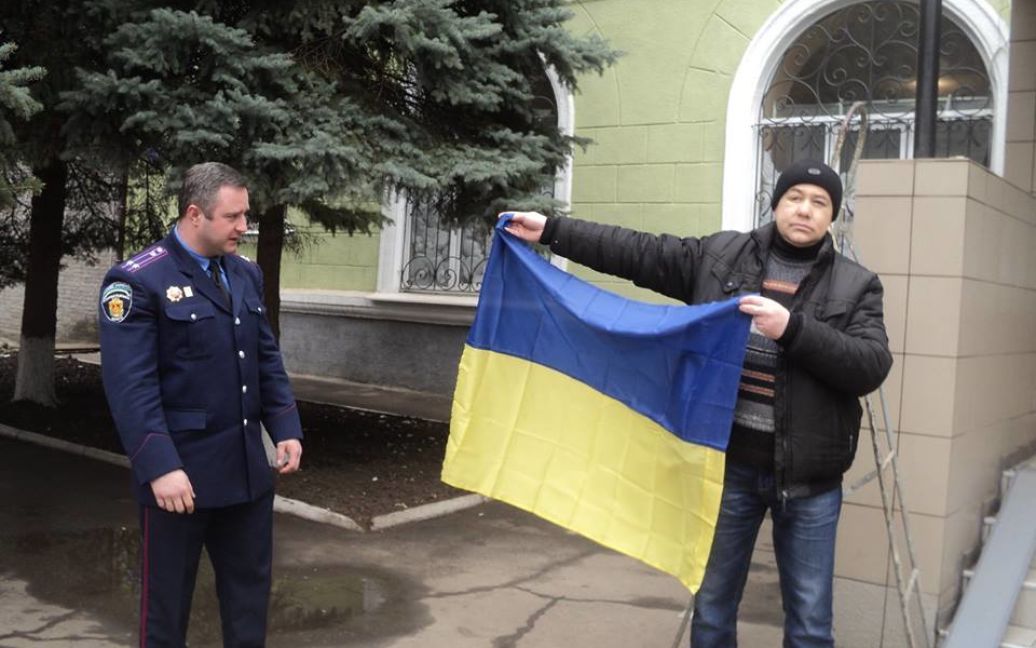 Флаг сразу же был установлен на своем месте &ndash; над входом в здание горотдела / © facebook.com/olga.yurasova.3