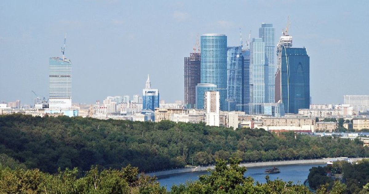 Дівчина впала на набережну з естакади