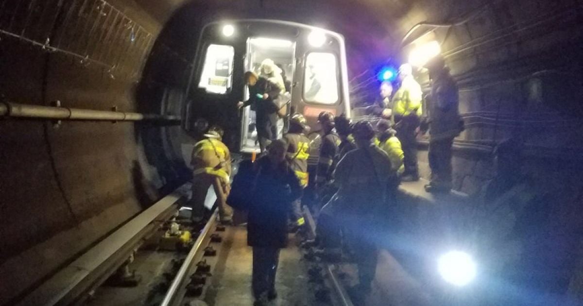 В Вашингтоне с рельсов сошел поезд метро с 63 людьми внутри