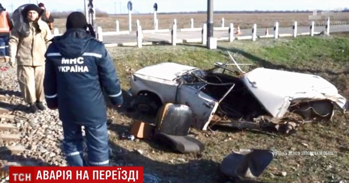 Родились в рубашке: на Запорожье водитель и пассажир "Жигулей" выжили после попадания под поезд