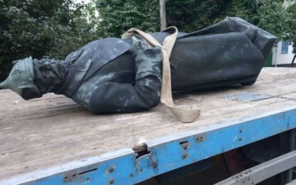 На Херсонщині повалили радянський пам'ятник