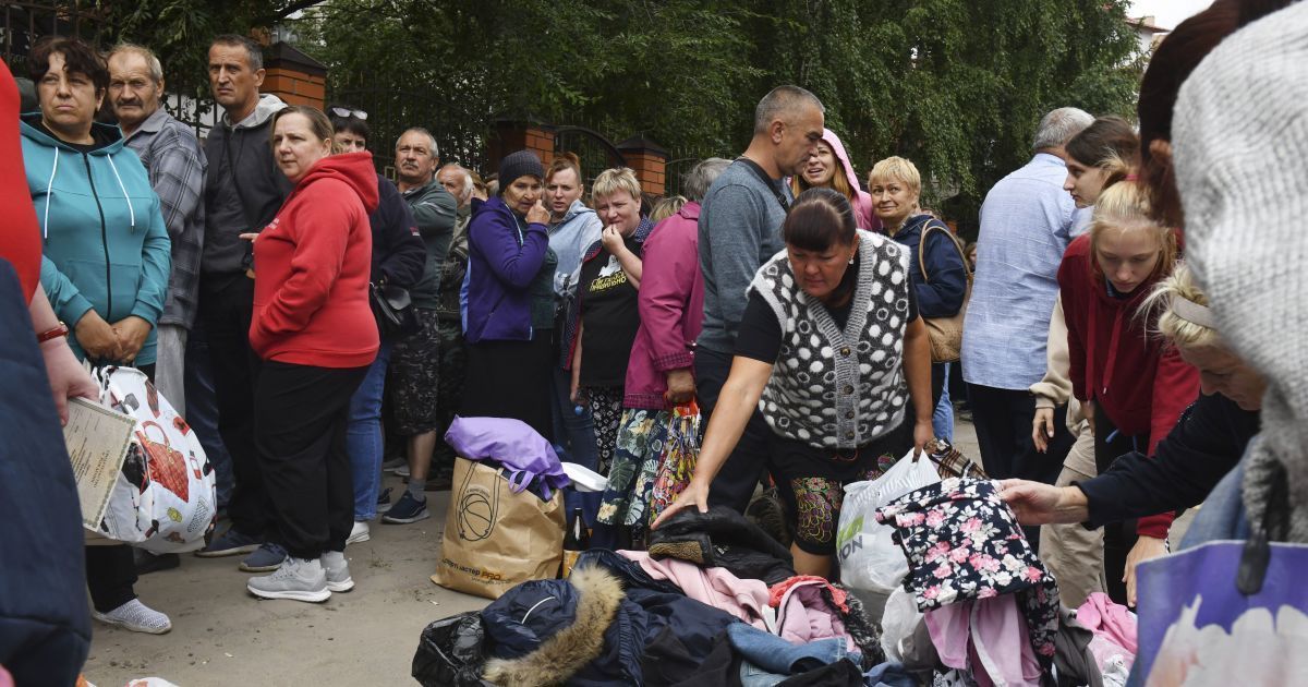 Жителі Курської області в пункті видавання гуманітарної допомоги