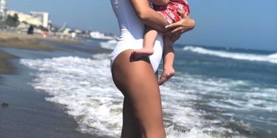 Любит хвастаться фигурой: Ева Лонгория в белом купальнике позировала на пляже