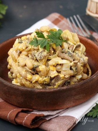 Салат із грибами, квасолею