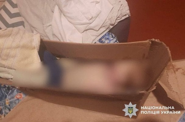 Жінка поклала тіло сина до картонної коробки та сховала її у шафі / © Національна поліція Київської області