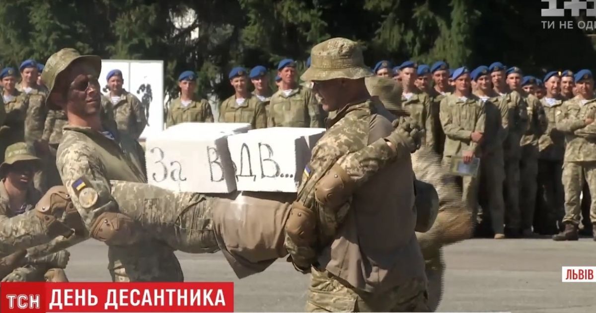 Під залпи артилерії та з парашутними стрибками: в Україні відгуляли день ВДВ