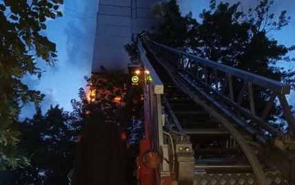 Вибух у київській висотці: рятувальники ліквідовують пожежу на двох поверхах - КМВА