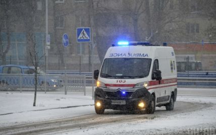 У Києві 21-річний пацієнт швидкої напав на бригаду з ножем: є поранений