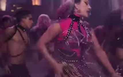 Леди Гага и Ариана Гранде в латексе устроили зажигательные танцы под дождем
