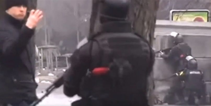 Оперативник СБУ знімає на відео розстріли протестувальників на Майдані 2014 року / © скриншот з відео