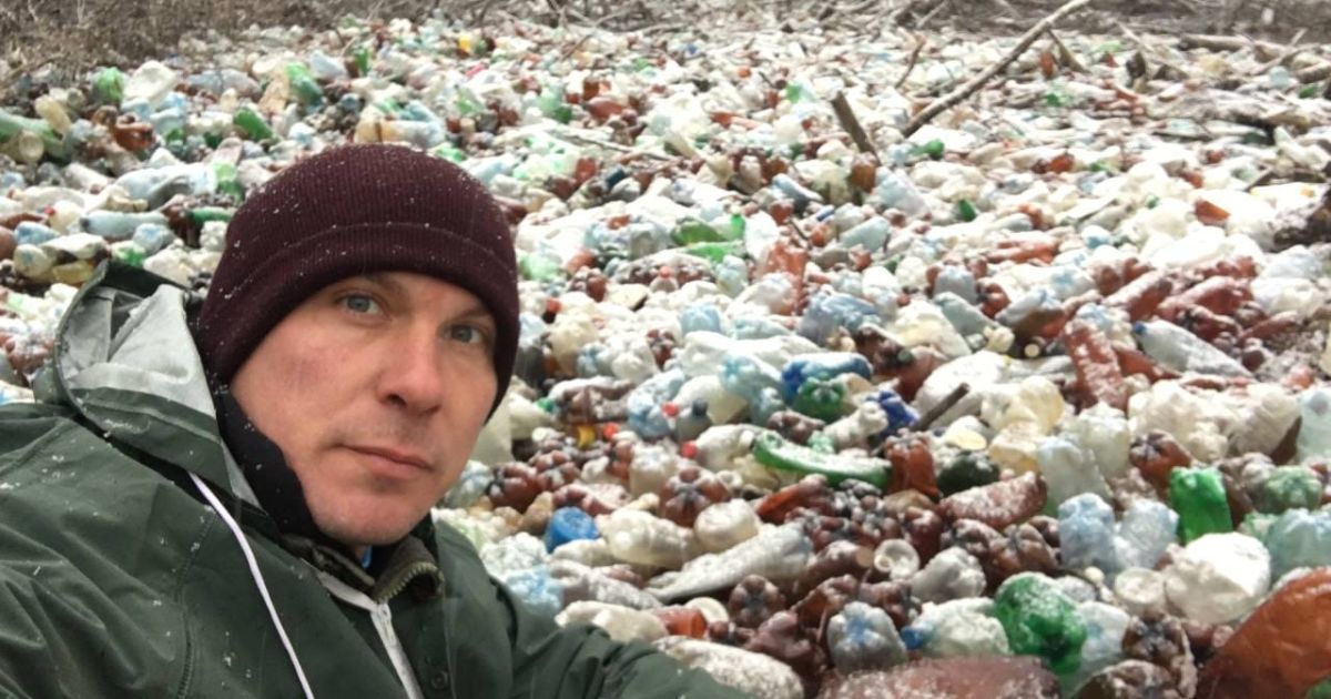 Мусорное Крещение: на Закарпатье активист нырнул в загрязненную пластиковыми отходами реку