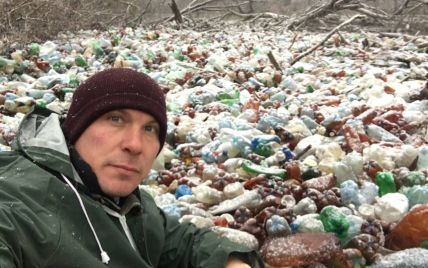 Сміттєве Водохреще: на Закарпатті активіст пірнув у забруднену пластиковими відходами річку