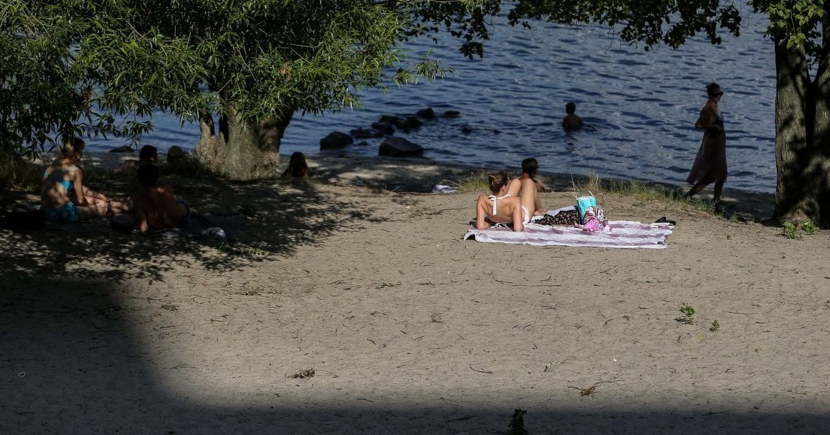 Аномально-затяжная жара в Украине оставила киевлян без пляжей