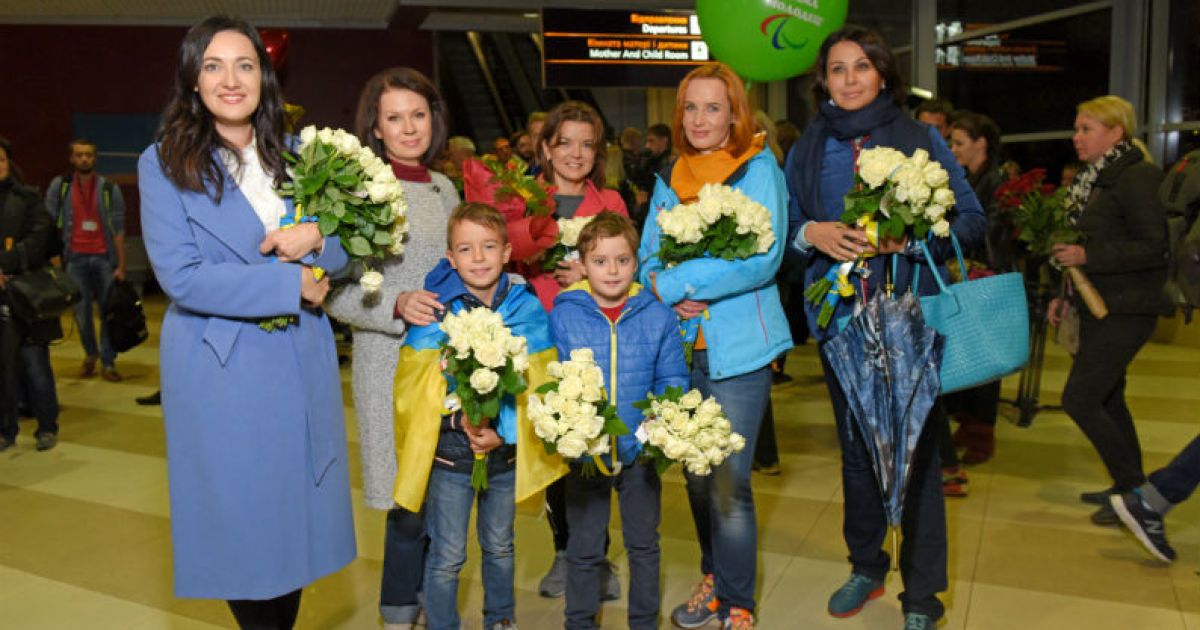 Ведучі ТСН зустріли спортсменів-паралімпійців після тріумфального виступу у Ріо-2016. / © ТСН.ua