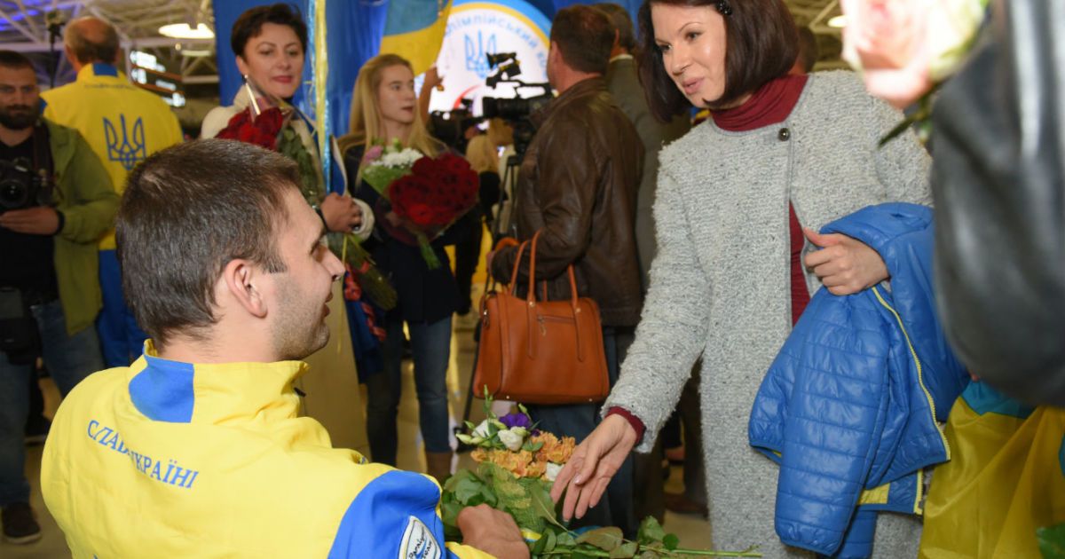Ведучі ТСН зустріли спортсменів-паралімпійців після тріумфального виступу у Ріо-2016. / © ТСН.ua
