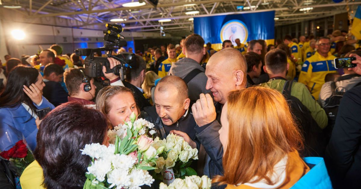 Ведучі ТСН зустріли спортсменів-паралімпійців після тріумфального виступу у Ріо-2016. / © ТСН.ua