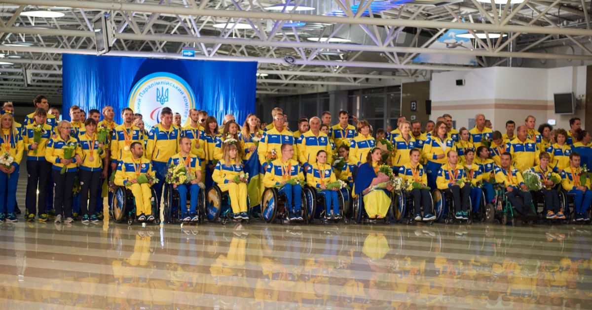 Ведучі ТСН зустріли спортсменів-паралімпійців після тріумфального виступу у Ріо-2016. / © ТСН.ua