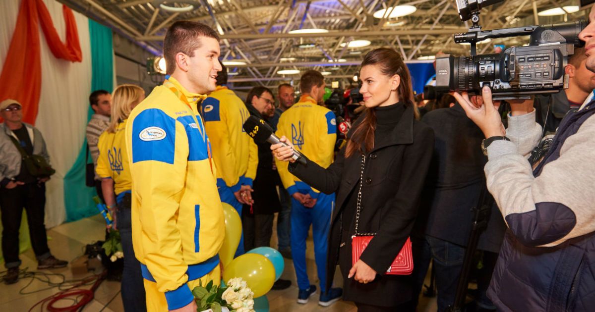 Ведучі ТСН зустріли спортсменів-паралімпійців після тріумфального виступу у Ріо-2016. / © ТСН.ua