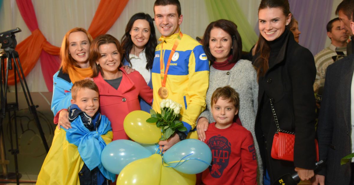 Ведучі ТСН зустріли спортсменів-паралімпійців після тріумфального виступу у Ріо-2016. / © ТСН.ua