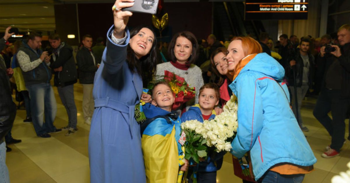 Ведучі ТСН зустріли спортсменів-паралімпійців після тріумфального виступу у Ріо-2016. / © ТСН.ua