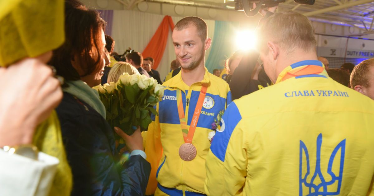Ведучі ТСН зустріли спортсменів-паралімпійців після тріумфального виступу у Ріо-2016. / © ТСН.ua
