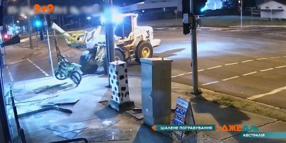 В Австралії чоловік на викраденому тракторі вкрав 2 ровери, але втекти від поліції не вдалося