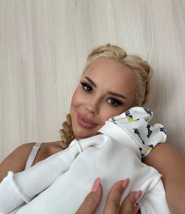 Певица СолоХа в третий раз стала мамой и показала новорожденного малыша