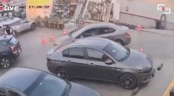 У Каїрі через 15-метровий зсув під землю пішла заправна станція / © The Sun