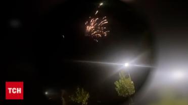 Сирена волає, а вони запускають салюти!