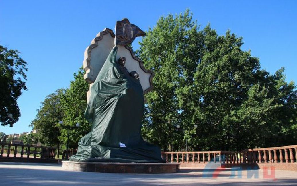 Підірваний пам&#039;ятник "захисникам республіки" в Луганську. / © Луганський інформаційний центр