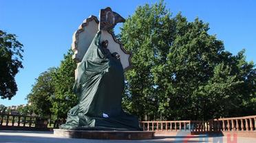 Взорванный памятник "защитникам республики" в Луганске. / © Луганский информационный центр