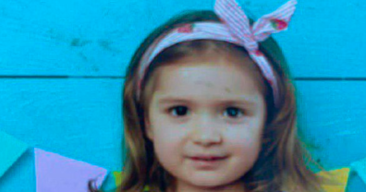 Под Киевом исчезла 4-летняя девочка, игравшая на площадке: фото, приметы