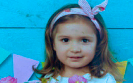 Під Києвом зникла 4-річна дівчинка, яка гралася на майданчику: фото, прикмети