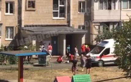 В Киеве свидетели пожара случайно засняли падение человека с окна многоэтажки