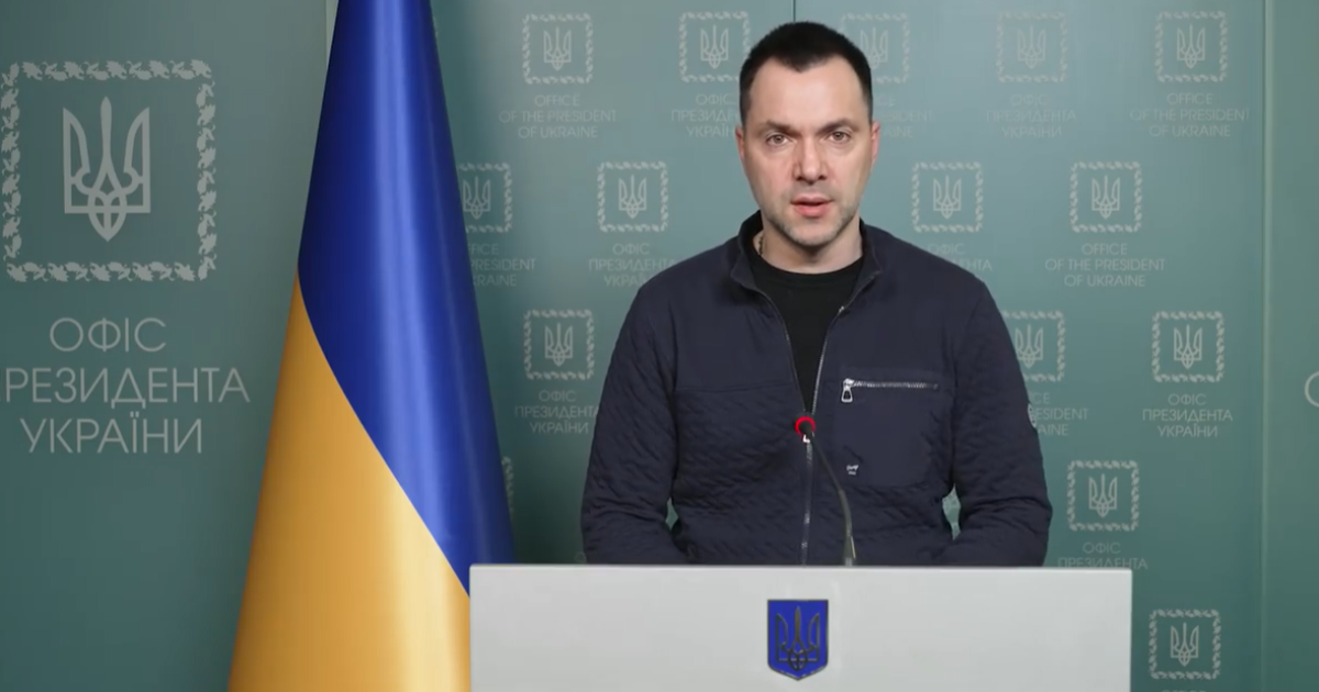 В Киеве находится достаточное количество украинских войск, окружить или взять город невозможно — Арестович