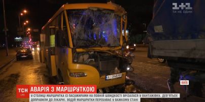 Маршрутка с пассажирами на полной скорости врезалась в грузовик в Киеве