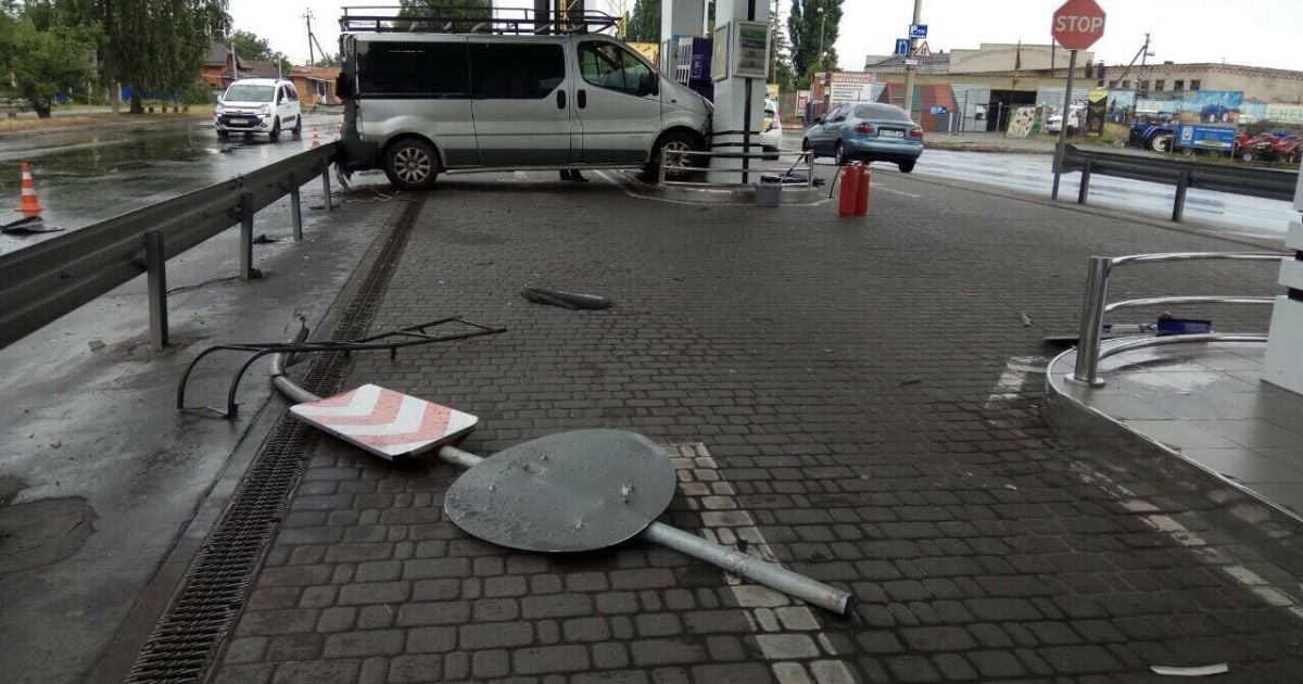 У Кременчуці мікроавтобус влетів у АЗС
