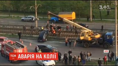 У столиці легковик влетів в огорожу швидкісного трамвая