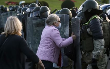 У Білорусі з новою силою вибухнули протести: силовики розганяли людей водометами та били кийками