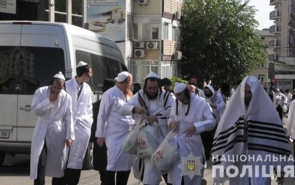 Молятся в давке и без масок: в Израиле опасаются, что хасиды вернутся из Умани и начнут распространять коронавирус