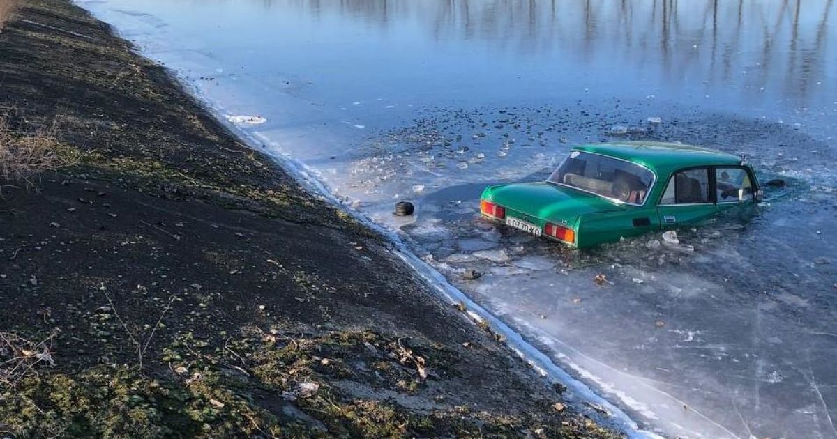 Автомобиль слетел в воду, 82-летний водитель не мог открыть дверцу и отстегнуть ремень безопасности (видео)