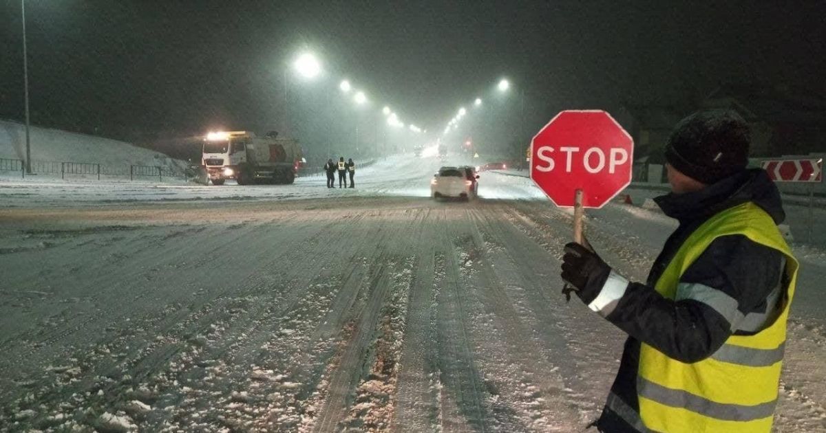 Снігові замети в Україні: де закриті дороги і куди краще не їхати