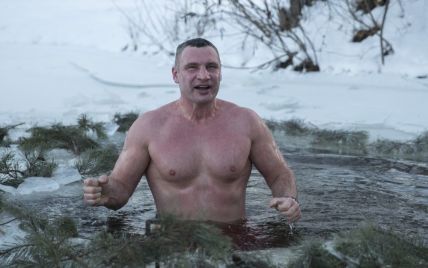 "Температура воздуха -19°, вода +3°": Виталий Кличко показал, как нырнул в прорубь на Крещение